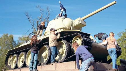 Vom Kriegsgerät zum Spielzeug. Auch dieser russische Panzer vom Typ T-34 am Sowjetischen Ehrenmal in Tiergarten soll an der Schlacht um Berlin teilgenommen haben.