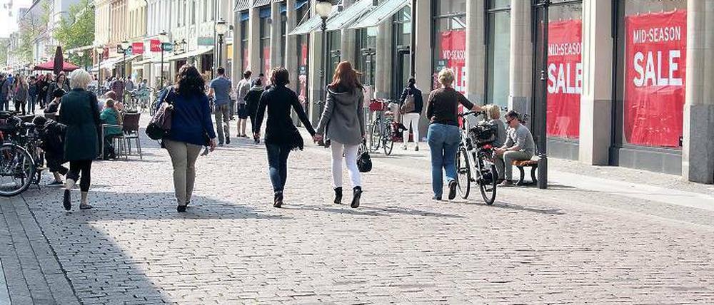 Sonntags bummeln. Nach dem Drama um den in letzter Minute abgesagten Verkaufssonntag hat die Stadt eine neue Verordnung vorgelegt.