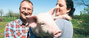 Glück mit Schwein. Andreas Vogel mit seiner Schweineflüsterin Christine Jape.