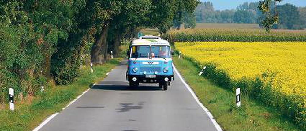 Weggefährte. Mit dem Robur-Bus ging es für die RBB-Serie durch die Mark.
