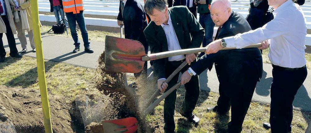 Zugeschippt. Bei Beelitz pflanzte Alexander Dobrindt (r.) einen Alleebaum.