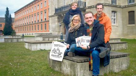 Schluss nach 20 Ausgaben. Marie-Ann Koch, Alexandra Amon, SpeakUP-Chefredakteur Denis Newiak und Christoph Freytag (v.l) berichten künftig nur noch online.