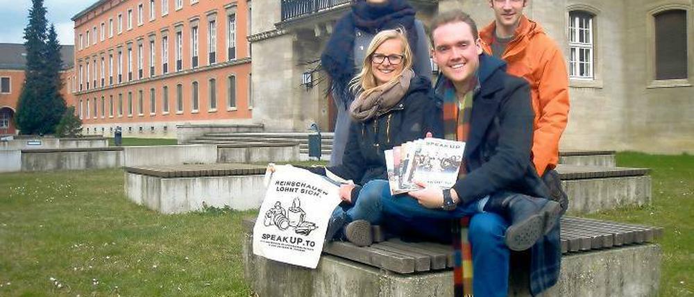 Schluss nach 20 Ausgaben. Marie-Ann Koch, Alexandra Amon, SpeakUP-Chefredakteur Denis Newiak und Christoph Freytag (v.l) berichten künftig nur noch online.