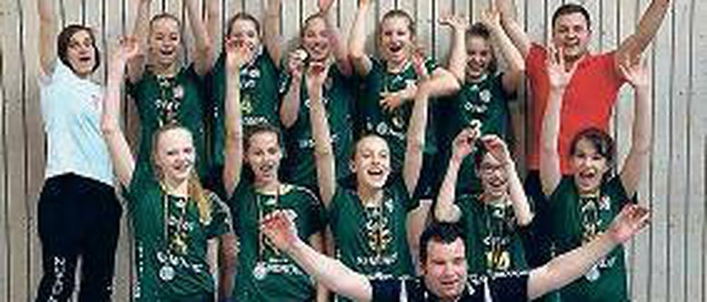 So sehn zweite Sieger aus. Das U 14-Volleyballteam feiert den zweiten Platz.