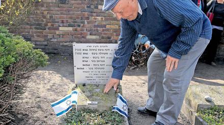 Gedenken. Ein Israeli berührt das Grab seines Bruders.