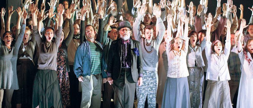 Grandios. Szene mit dem Chor der Komischen Oper.