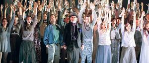 Grandios. Szene mit dem Chor der Komischen Oper.