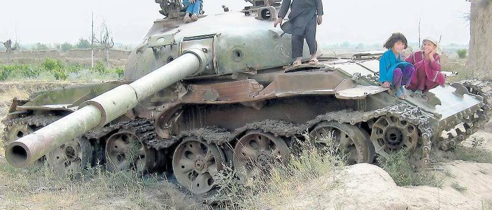 Den Krieg bezwingen? Vergessen lässt er sich in der allgegenwärtigen Nachrichtenflut nicht, trotzdem bleibt er oft abstrakt und fern – solange er einen nicht direkt betrifft. Der Schauspieler Michael Gerlinger will das mit einem Theaterstück ändern.