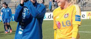 Kommen und gehen. Anna Sarholz (l.) wird nach neun Jahren Turbine verlassen, Lisa Schmitz wird künftig in Potsdam spielen. Am gestrigen Sonntag begegneten sich die Torfrauen im Karl-Liebknecht-Stadion.