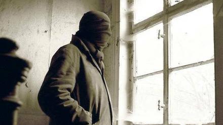 Kai D. hat als führender Neonazi für den Verfassungsschutz gearbeitet. Er habe mäßigend auf die Szene eingewirkt, sagt der Mann mit der Maske