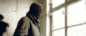 Kai D. hat als führender Neonazi für den Verfassungsschutz gearbeitet. Er habe mäßigend auf die Szene eingewirkt, sagt der Mann mit der Maske