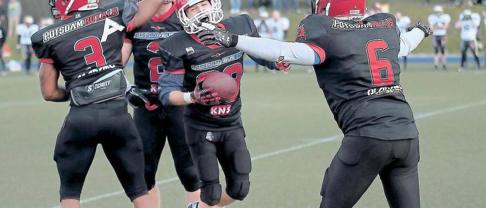 In Jubellaune. Ross Smith von den Potsdam Royals feiert seinen Punkt.