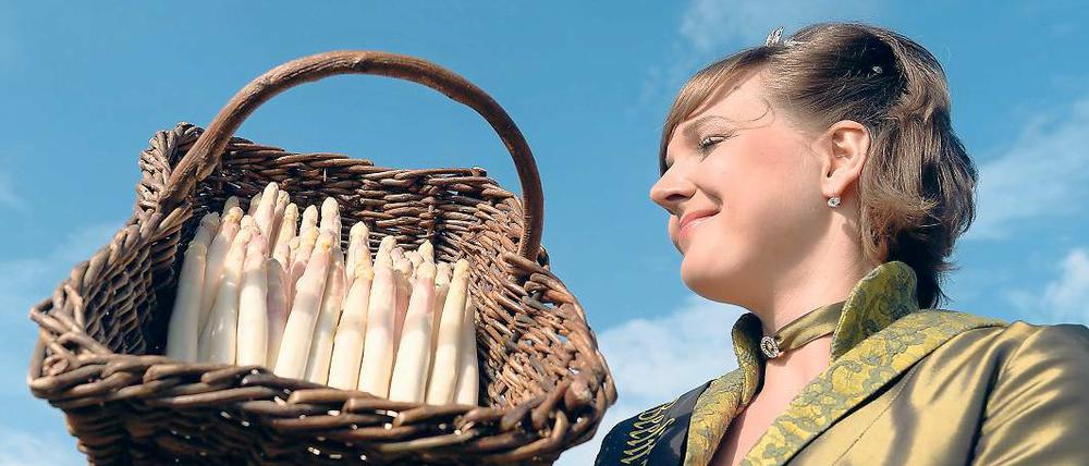 Weiße Pracht. Spargelkönigin Dana Beiler herrscht diese Saison über die Felder rund um Beeskow. Die Erntemengen des Edelgemüses sind ausreichend, um die hungrigen Mäuler der Berliner zu versorgen.