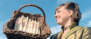 Weiße Pracht. Spargelkönigin Dana Beiler herrscht diese Saison über die Felder rund um Beeskow. Die Erntemengen des Edelgemüses sind ausreichend, um die hungrigen Mäuler der Berliner zu versorgen.