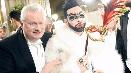Haben genug von der Großstadt. Designer Harald Glööcker (r.), hier opulent dekoriert für den Wiener Opernball, und sein Ehemann Dieter Schroth wollen sich in Groß Glienicke ein Häuschen ganz nach ihren Vorstellungen bauen.