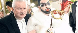 Haben genug von der Großstadt. Designer Harald Glööcker (r.), hier opulent dekoriert für den Wiener Opernball, und sein Ehemann Dieter Schroth wollen sich in Groß Glienicke ein Häuschen ganz nach ihren Vorstellungen bauen.