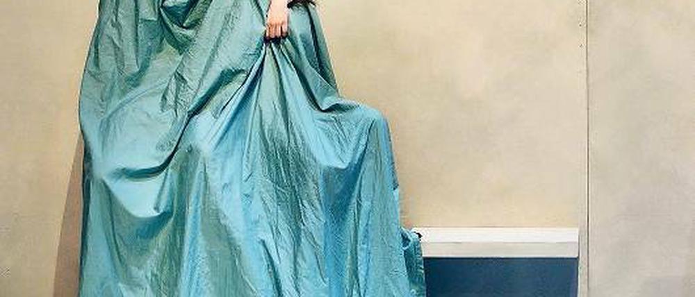 Eingehüllt in Leichtigkeit. Auch wenn manche Einfälle des Stückes „Und morgen?“ konstruiert erscheinen – die Darsteller Johannes Heinrichs als Alex und Patrizia Carlucci als Eileen überzeugen mit ihrem engagierten und frischen Spiel.