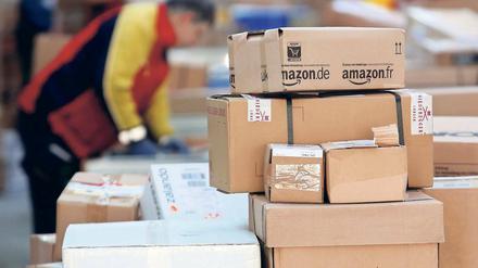 Stecken geblieben. Tausende von Sendungen stapelten sich derzeit in den Paketzentren, sagte eine Verdi-Sprecherin.