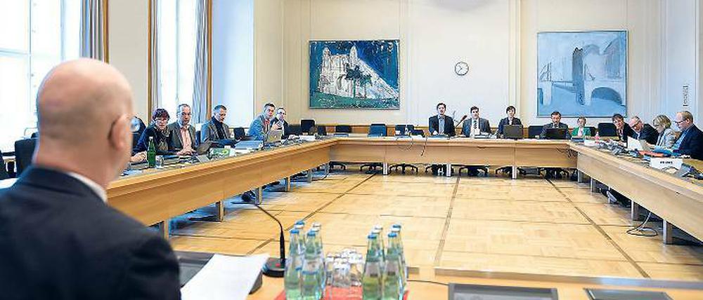 Allein unter Abgeordneten. So sieht es aus, wenn man vom BER-Untersuchungsausschuss als Zeuge befragt wird.