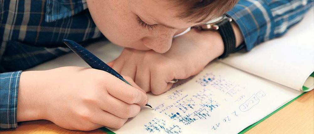 Knobeln mit Zahlen. Die Urania hat gemeinsam mit dem Helmholtz-Gymnasium den Matheklub wieder aufleben lassen. Dort können die Schüler und Schülerinnen sich unter anderem auf die jährliche Matheolympiade vorbereiten.