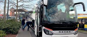 Die Linie F84 fährt ab Potsdamer Hauptbahnhof nach Dresden. Außerdem gibt es Richtung Norden täglich einen Bus über Hamburg nach Flensburg.