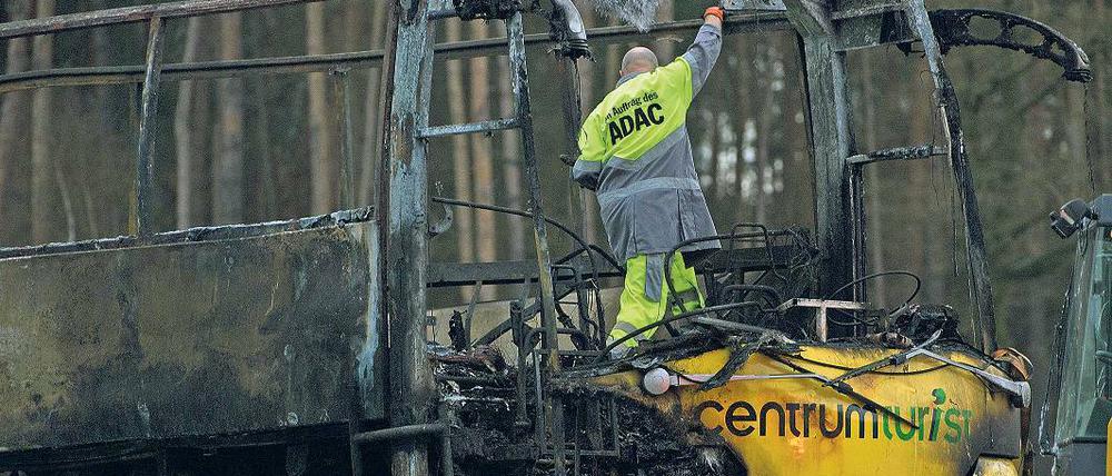 Wrack. Ein ADAC-Mitarbeiter schaute sich an, was von dem Bus übrig blieb.