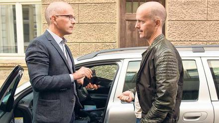 Doppelrolle als eineiiger Zwilling. Der abgebrannte Schauspieler Tom (Christoph Maria Herbst, rechts) pumpt seinen Bruder Matthias (Christoph Maria Herbst, links) an. 