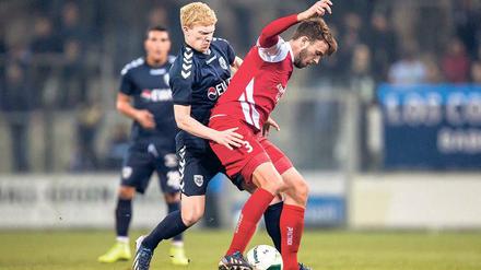 Das ist die Zukunft. Stürmer-Talent Lauritz Schulze-Buschhoff (l.) gab im Spiel gegen Viktoria Berlin und im Zweikampf gegen Julian Austermann sein Regionalliga-Debüt.
