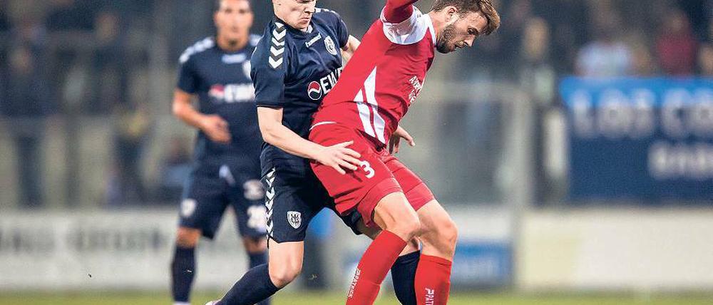 Das ist die Zukunft. Stürmer-Talent Lauritz Schulze-Buschhoff (l.) gab im Spiel gegen Viktoria Berlin und im Zweikampf gegen Julian Austermann sein Regionalliga-Debüt.