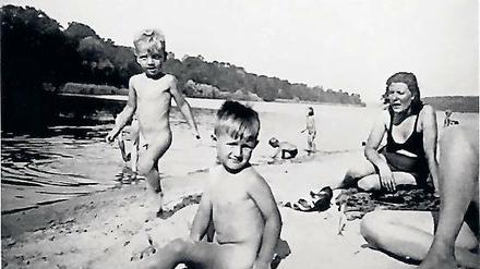 Unbeschwert. Hans-Rüdiger Karutz (M.) im Sommer 1944 im Strandbad Luftschiffhafen.