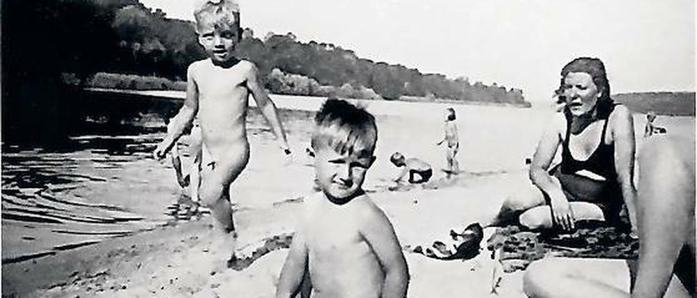 Unbeschwert. Hans-Rüdiger Karutz (M.) im Sommer 1944 im Strandbad Luftschiffhafen.