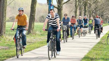 Der Fahrradbeauftragte von Potsdam, Torsten von Einem (li.), gemeinsam mit Fahrradfahrern beim Anradeln.