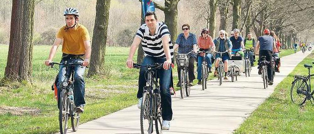 Der Fahrradbeauftragte von Potsdam, Torsten von Einem (li.), gemeinsam mit Fahrradfahrern beim Anradeln.