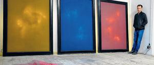 Bild oder Bildschirm? Max Frisinger experimentiert in seinem Atelier in Charlottenburg mit Licht als künstlerischem Material.