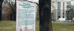 Warnschild. An der Remise wurde auf Naturdenkmäler hingewiesen.