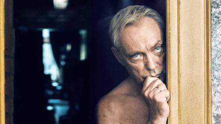 Handschuhe aus Menschenhaut. Udo Kier spielt in „Altes Geld“ den Patriarchen Rolf Rauchensteiner, dem sein Nazivater in SS-Uniform im Traum begegnet. 