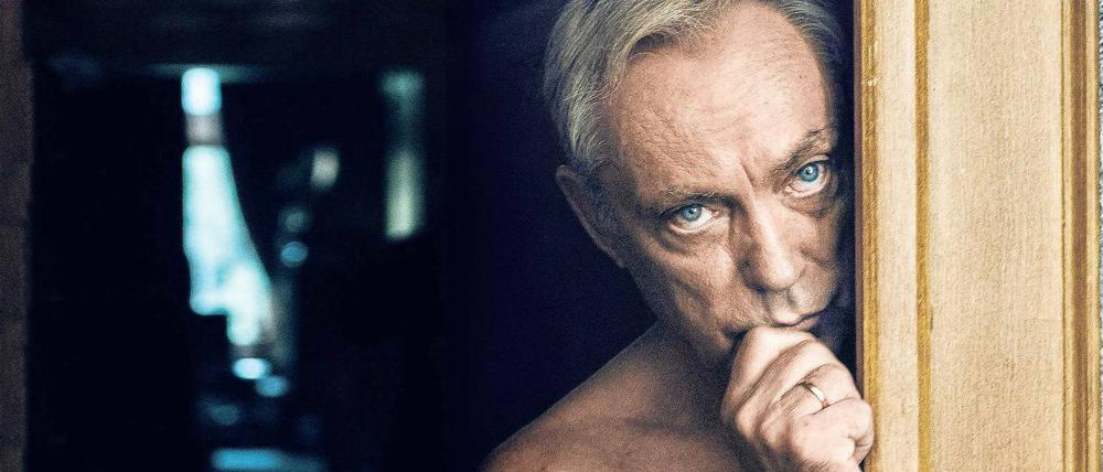 Handschuhe aus Menschenhaut. Udo Kier spielt in „Altes Geld“ den Patriarchen Rolf Rauchensteiner, dem sein Nazivater in SS-Uniform im Traum begegnet. 