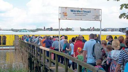 Stau am Schiff. Bis zu 600 Menschen können mit der MS Sanssoucci von Potsdam nach Werder fahren. Die Schiffe fahren am Wochenende halbstündlich.