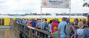 Stau am Schiff. Bis zu 600 Menschen können mit der MS Sanssoucci von Potsdam nach Werder fahren. Die Schiffe fahren am Wochenende halbstündlich.
