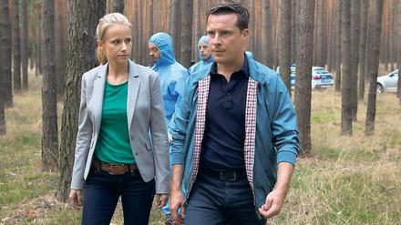 Ermittlungen im Wald. In einer Folge von „Letzte Spur Berlin“ gehen Sandra (Susanne Bormann) und Daniel (Florian Panzner) dem Hinweis des „Monsters“ nach, der sie zur Grabstätte eines seiner Opfer führen soll.