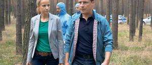 Ermittlungen im Wald. In einer Folge von „Letzte Spur Berlin“ gehen Sandra (Susanne Bormann) und Daniel (Florian Panzner) dem Hinweis des „Monsters“ nach, der sie zur Grabstätte eines seiner Opfer führen soll.