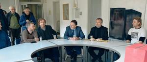 Gelöste Stimmung am Runden Tisch. Oberbürgermeister Jann Jakobs (2. v. r.) und Sanierungsträgerchef Horst Müller-Zinsius (r.) übergaben am Dienstag symbolisch die Schlüssel für die ersten Räume im Rechenzentrum an die Künstler.