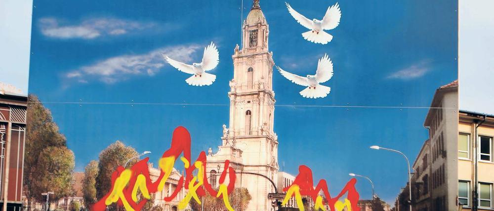 Abgewandelt. Die Bomben wurden mit Friedenstauben überklebt.