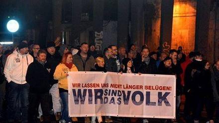 Etwa 180 Flüchtlingsgegner beteiligten sich am Abendspaziergang in Oranienburg.