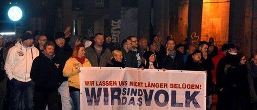 Etwa 180 Flüchtlingsgegner beteiligten sich am Abendspaziergang in Oranienburg.