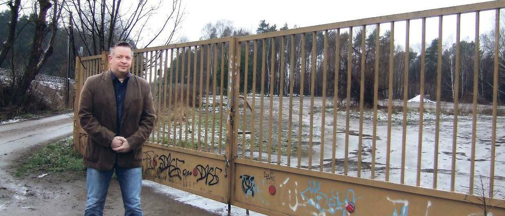Zu. Vereinsvorsitzender Torsten Lodni steht vor verschlossenen Türen.
