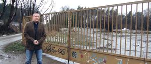 Zu. Vereinsvorsitzender Torsten Lodni steht vor verschlossenen Türen.