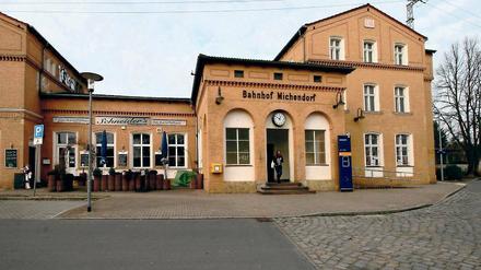 Die Deutsche Bahn will den Michendorfer Bahnhof verkaufen. Was dann aus dem Restaurant „Schneiders“ wird, ist unklar.