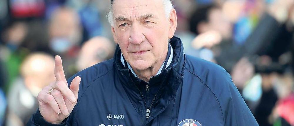 Seit 44 Jahren zeigt Bernd Schröder an, wo es beim 1. FFC Turbine Potsdam langgeht. Jetzt hat er angedeutet, dass im kommenden Jahr Schluss sein könnte.