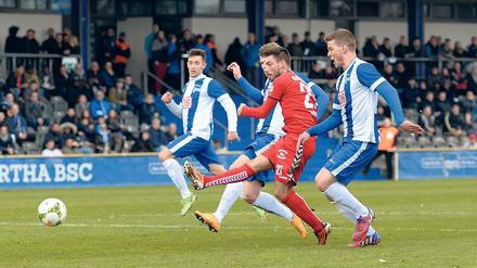 Das ist der glückliche Moment. Maximilian Zimmer zieht ab und bringt den SV Babelsberg mit 1:0 in Führung. In der zweiten Halbzewit hatte der Torschütze auch den zweiten Treffer auf dem Fuß – und vergab.